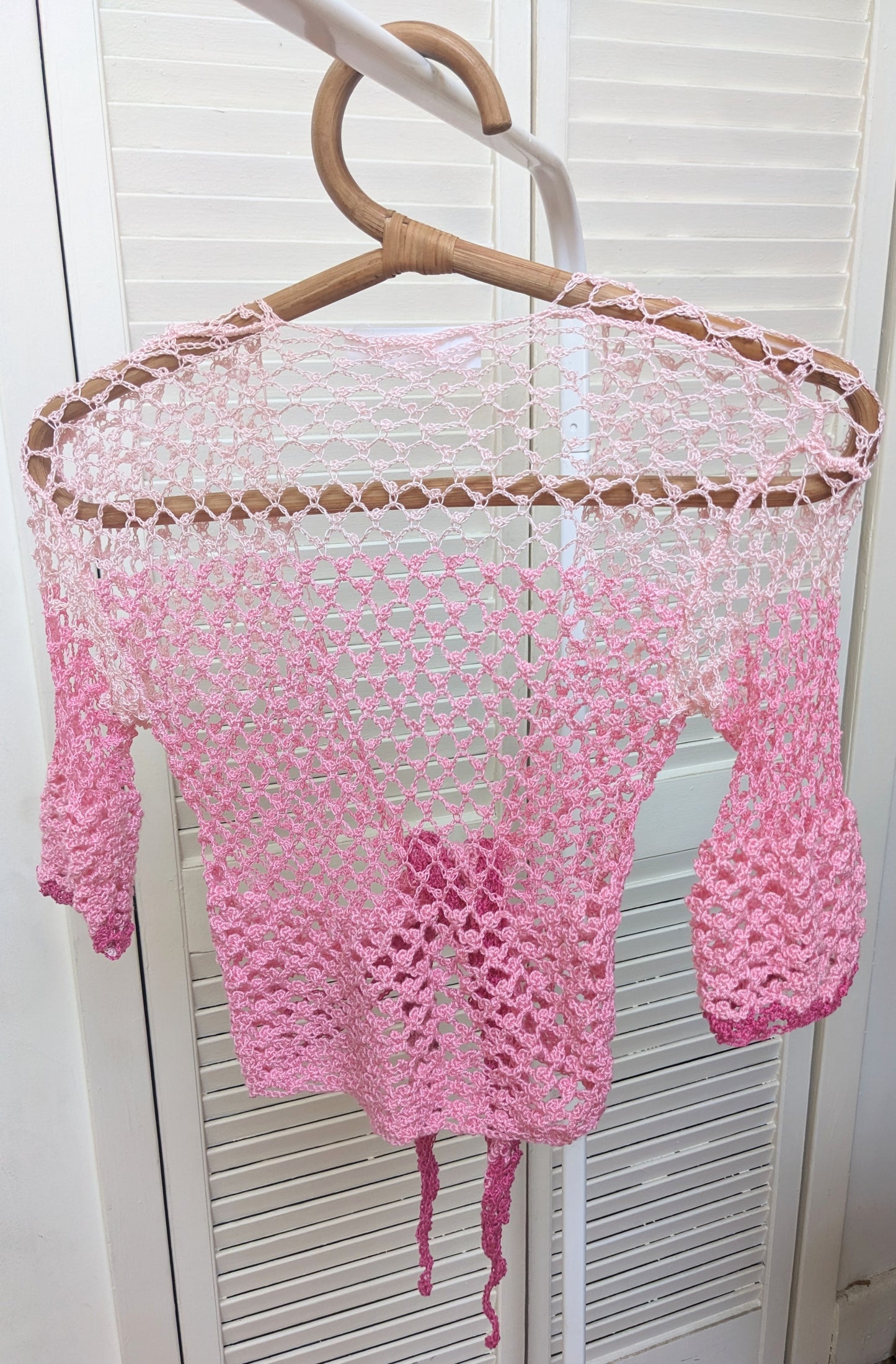 Detail of the Surena Crochet Sirena top in "kiss" pink color palette