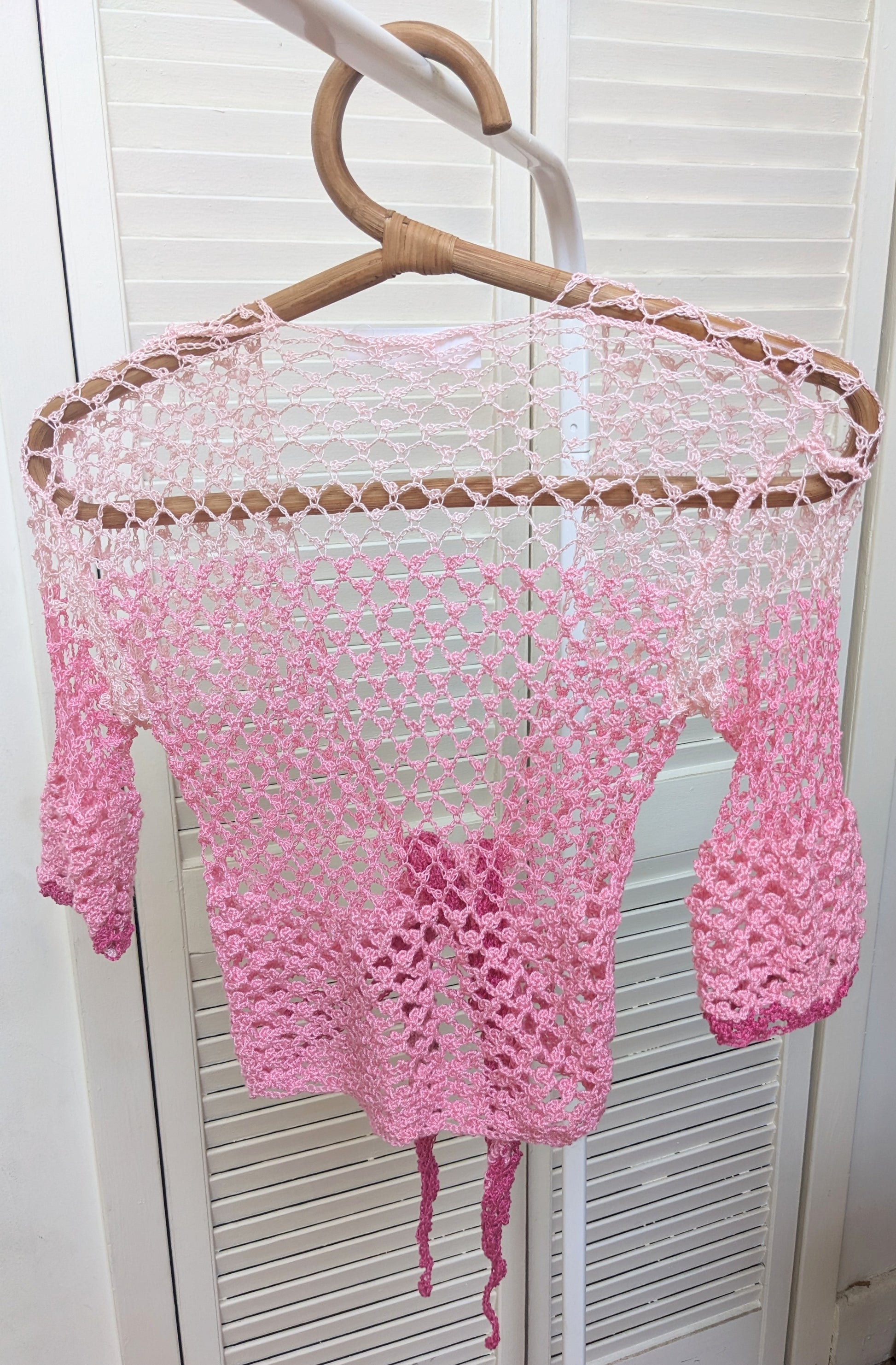 Detail of the Surena Crochet Sirena top in "kiss" pink color palette