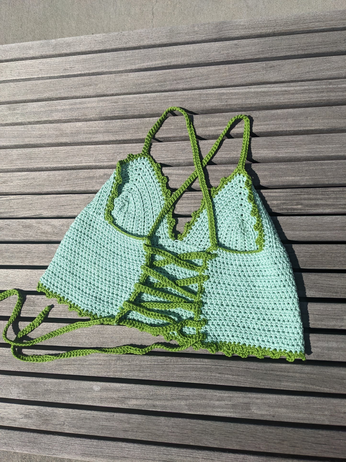 Detail of the Surena crochet croptop in mint and green, handmade with cotton yarn, a summery crochet top