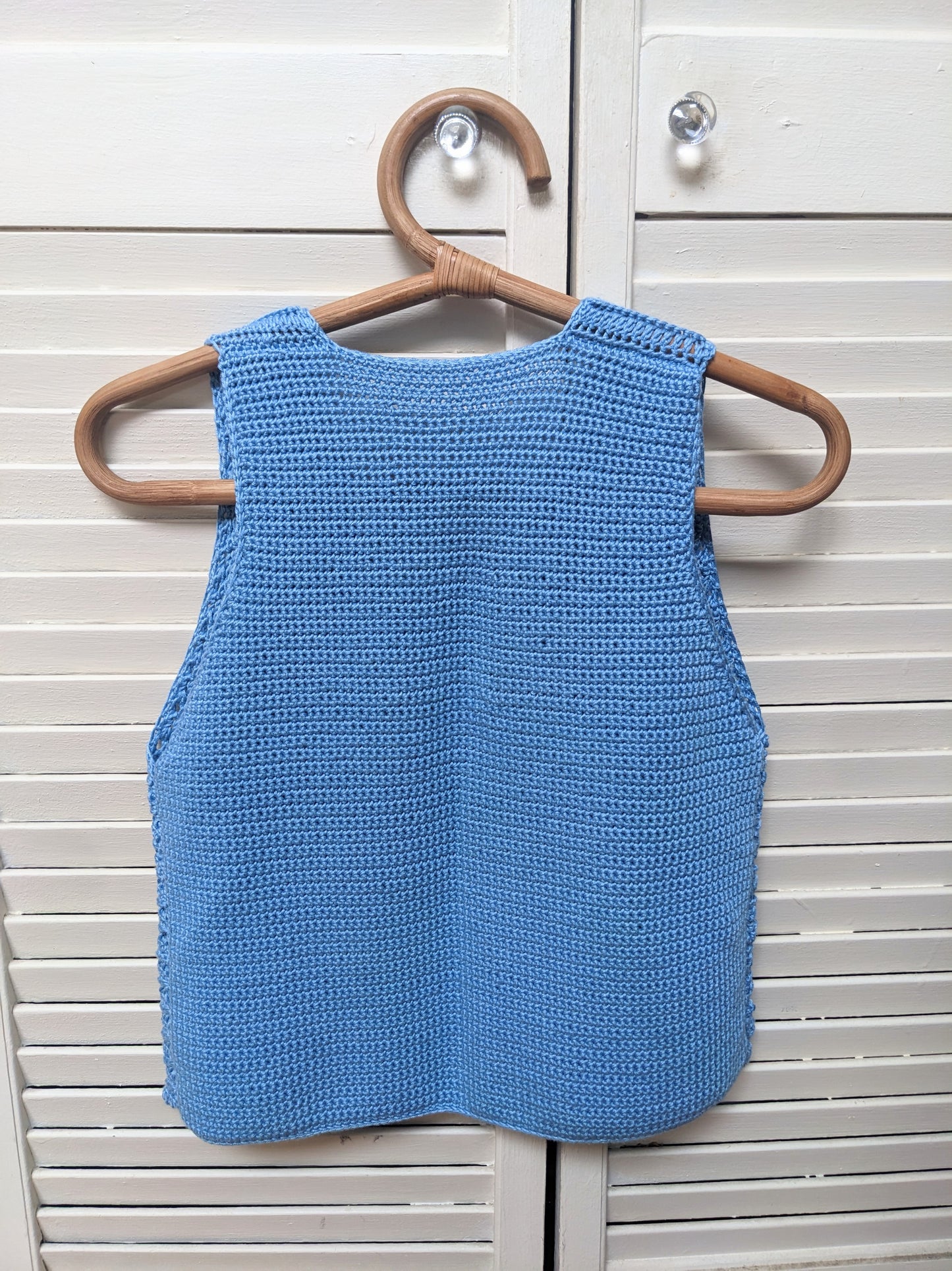 Detail of the Surena Crochet nena crochet pattern in baby blue, perfect for intermediate beginners