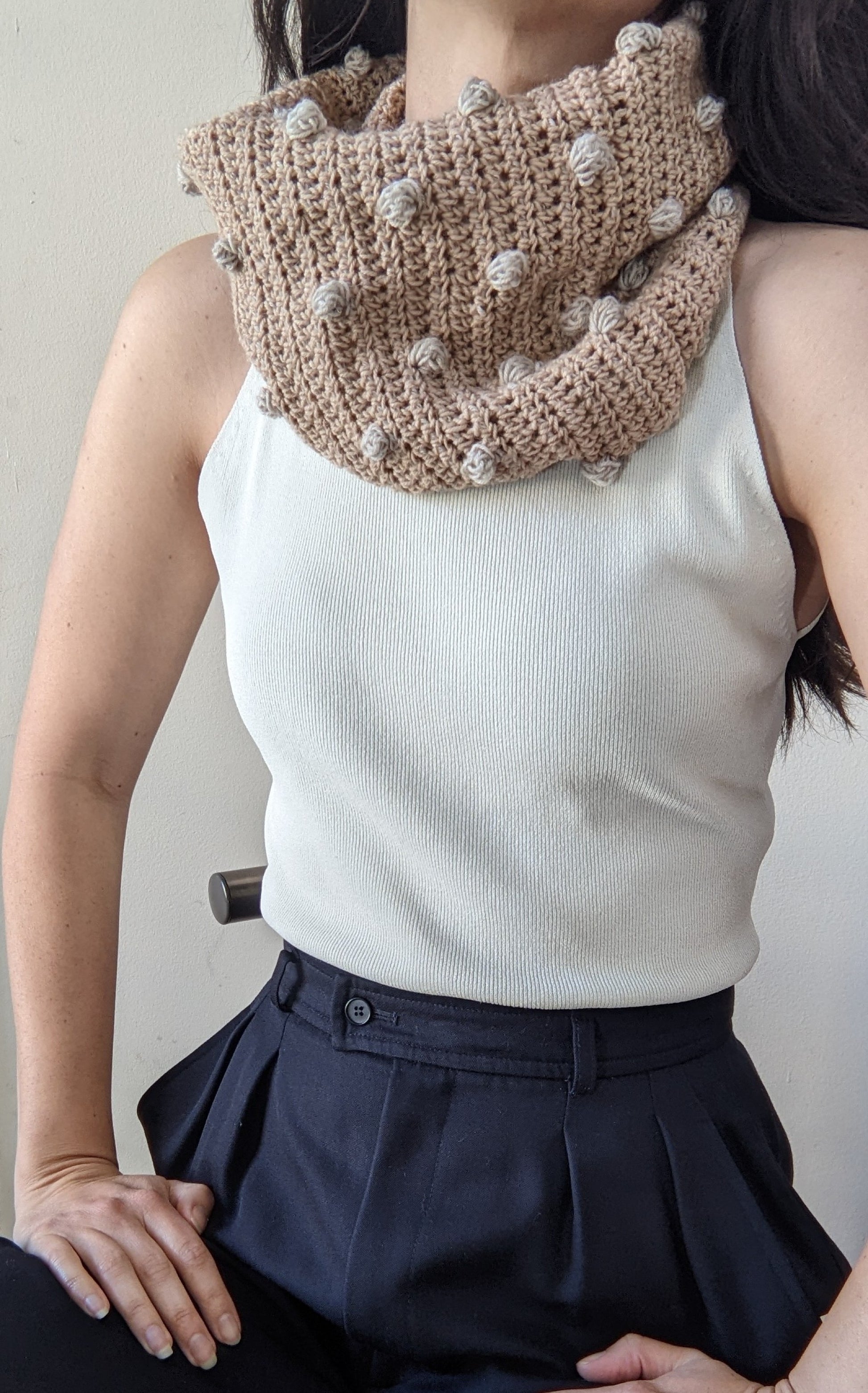 Model wearing the surena crochet Pecas cowl, an easy and wintery project suited for beginners and advanced beginners.