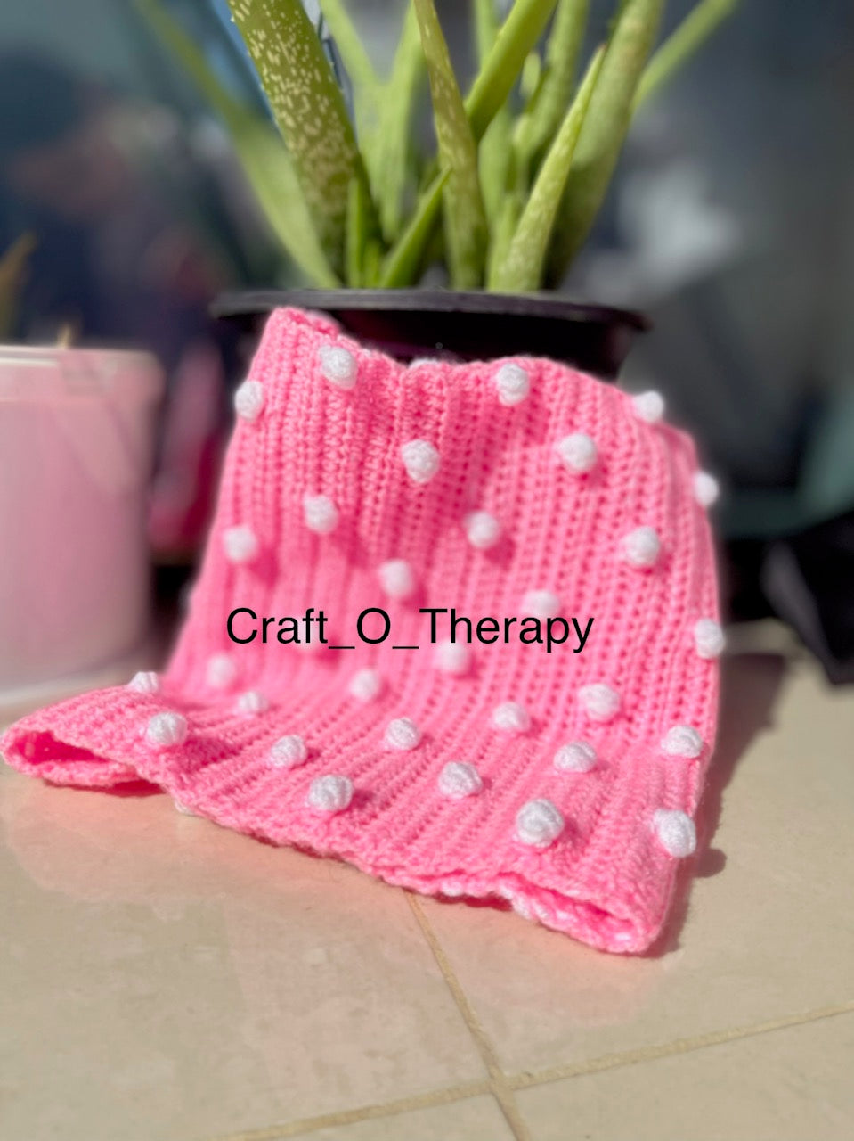 Detail of the surena crochet pecas cowl in pink and white