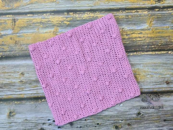 Detail of the Surena crochet Pecas cowl in pink.