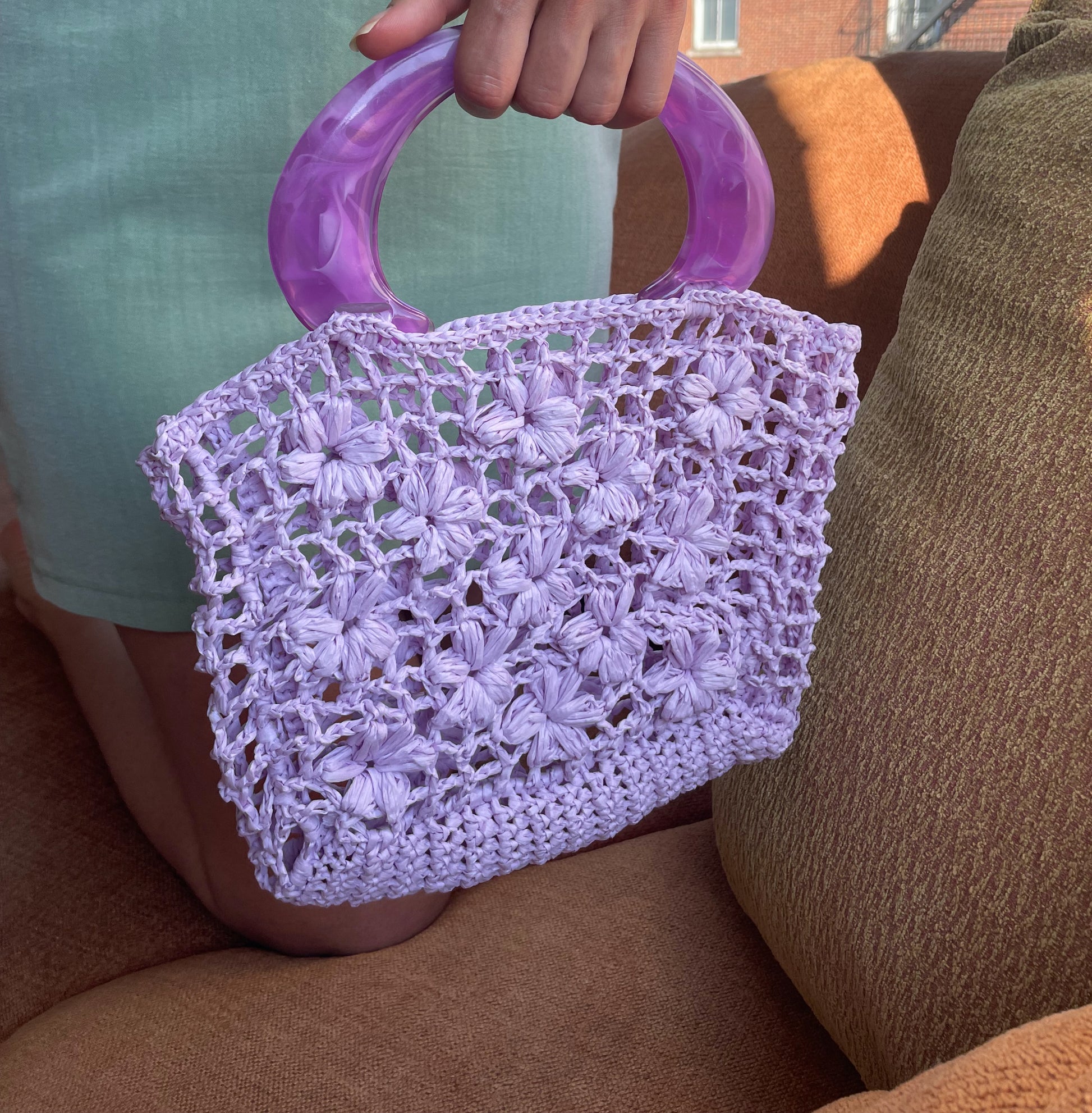 Detail of the surena crochet Jazmin bag, handmade with lilac raffia and using vintage handles.