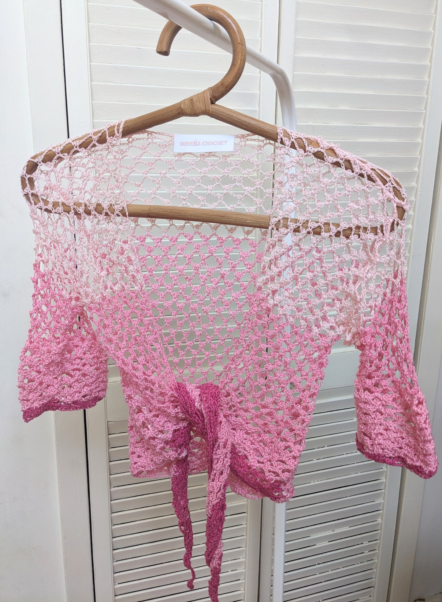 Detail of the Surena crochet sirena crochet top in "kiss" pink color palette, handmade with cotton yarn