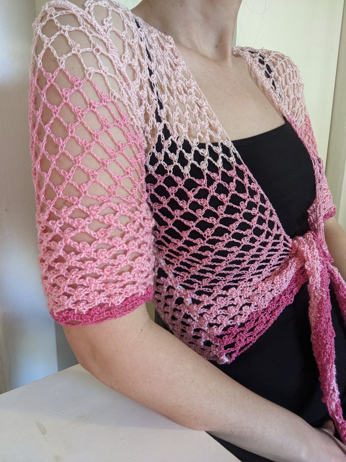 Detail of the Surena crochet sirena croche top in "kiss" pink color palette, handmade with cotton yarn