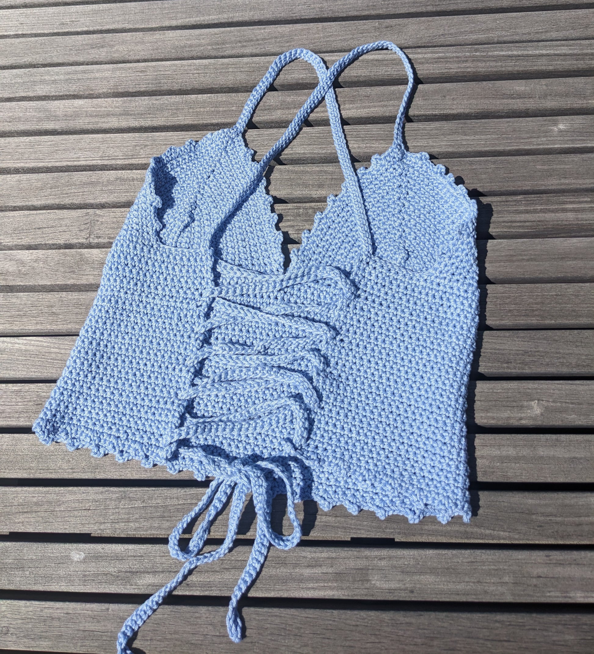 Detail of the surena crochet estrella croptop in baby blue, it's a summery top handmade with cotton yarn.