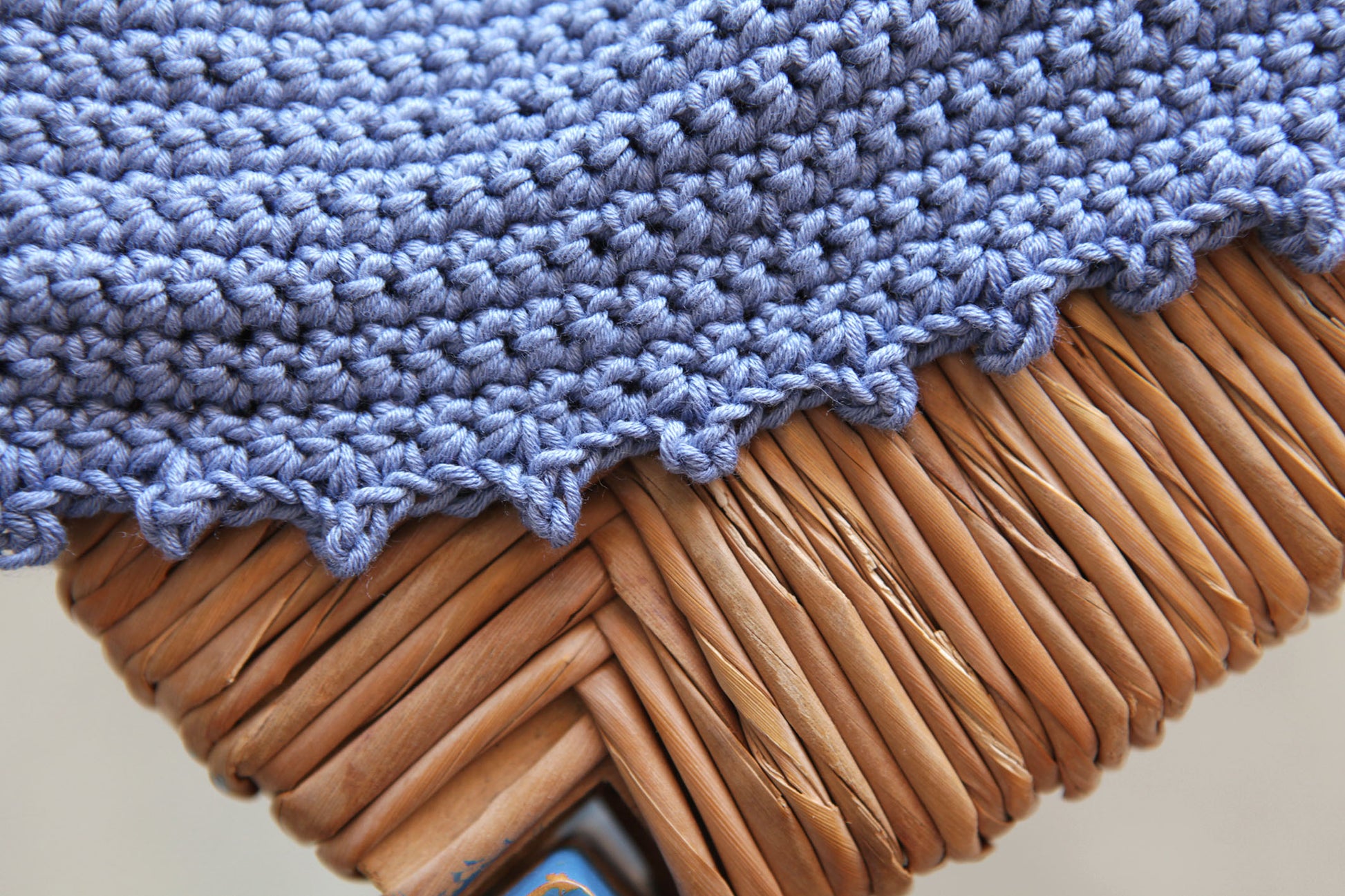 Stitch detail of the surena crochet Estrella croptop in baby blue. A handmade and summery croptop made with cotton yarn.